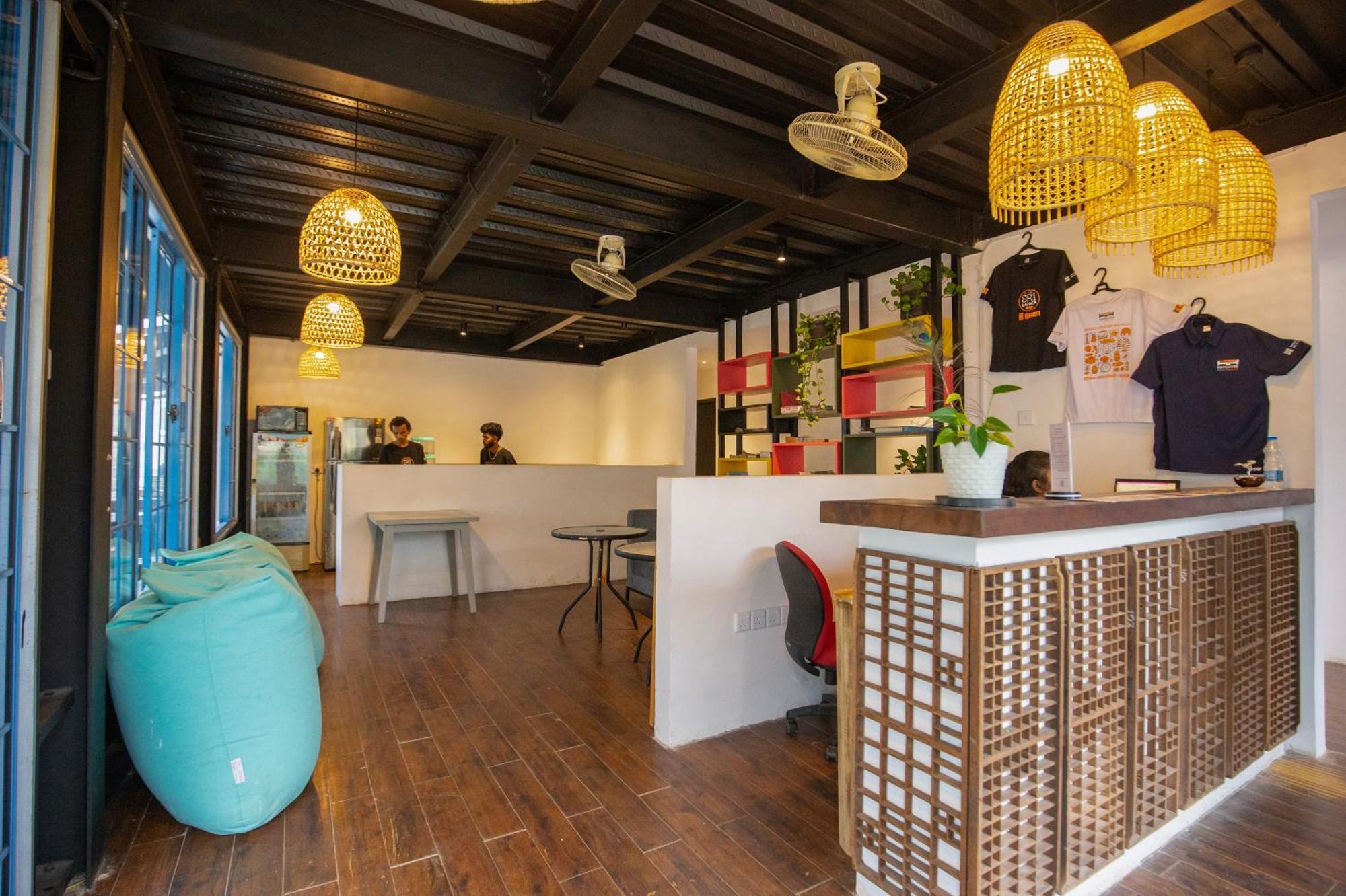 Hangover Hostels Элла Экстерьер фото