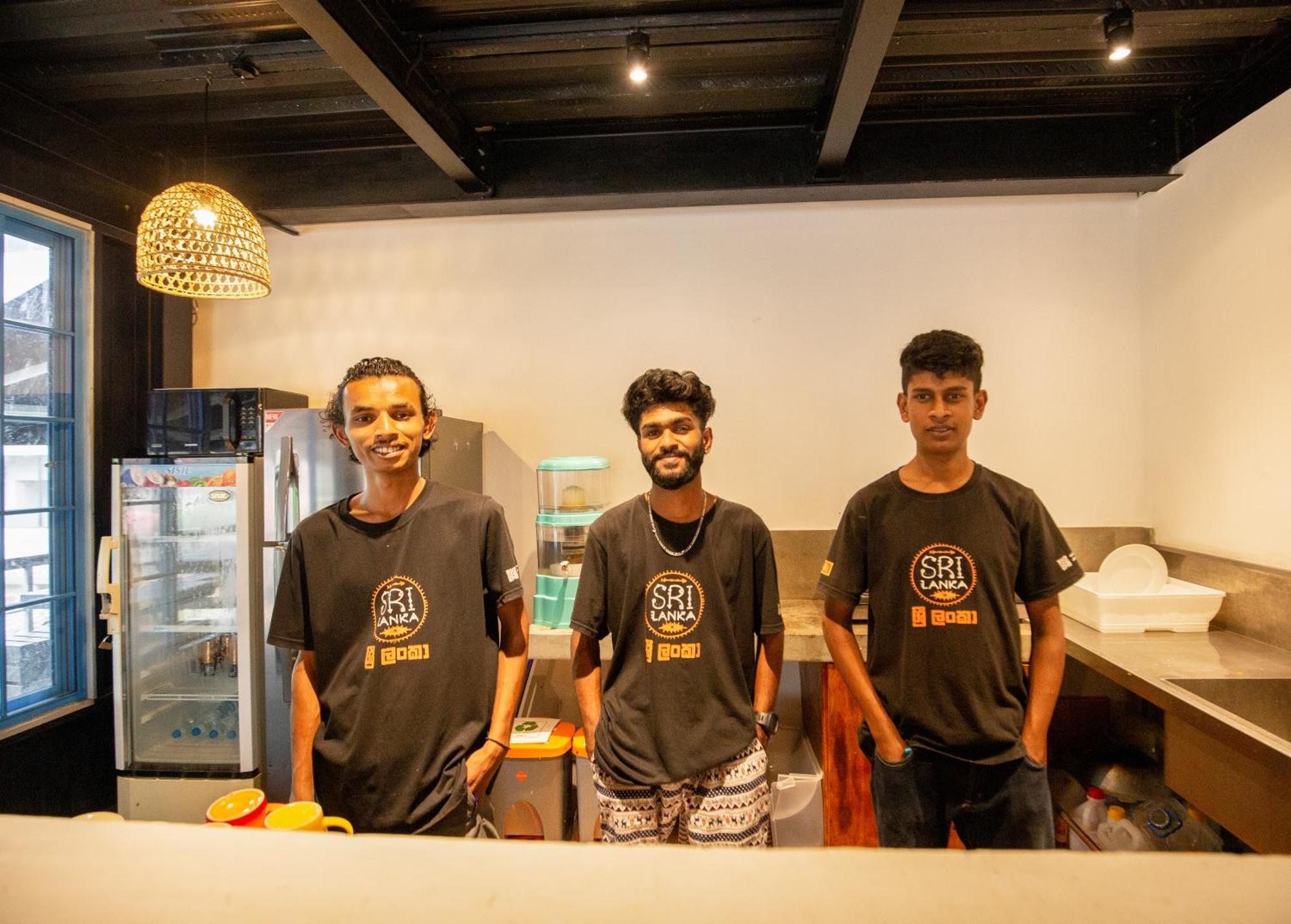 Hangover Hostels Элла Экстерьер фото